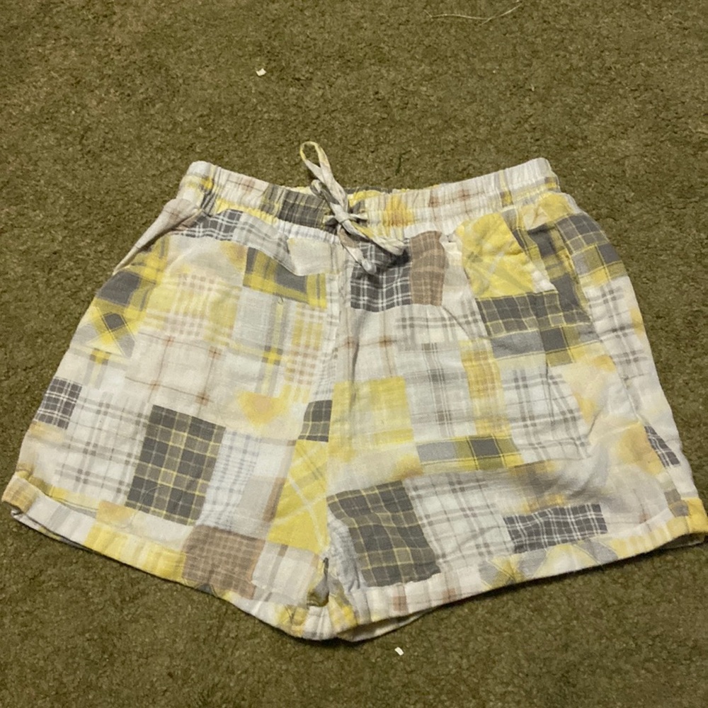 Super cute yellow batch/patterned shorts!